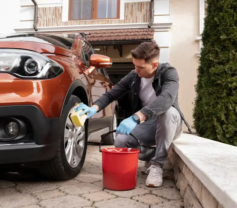 Lavage auto à domicile Montebourg : professionnel intervenant sur un véhicule